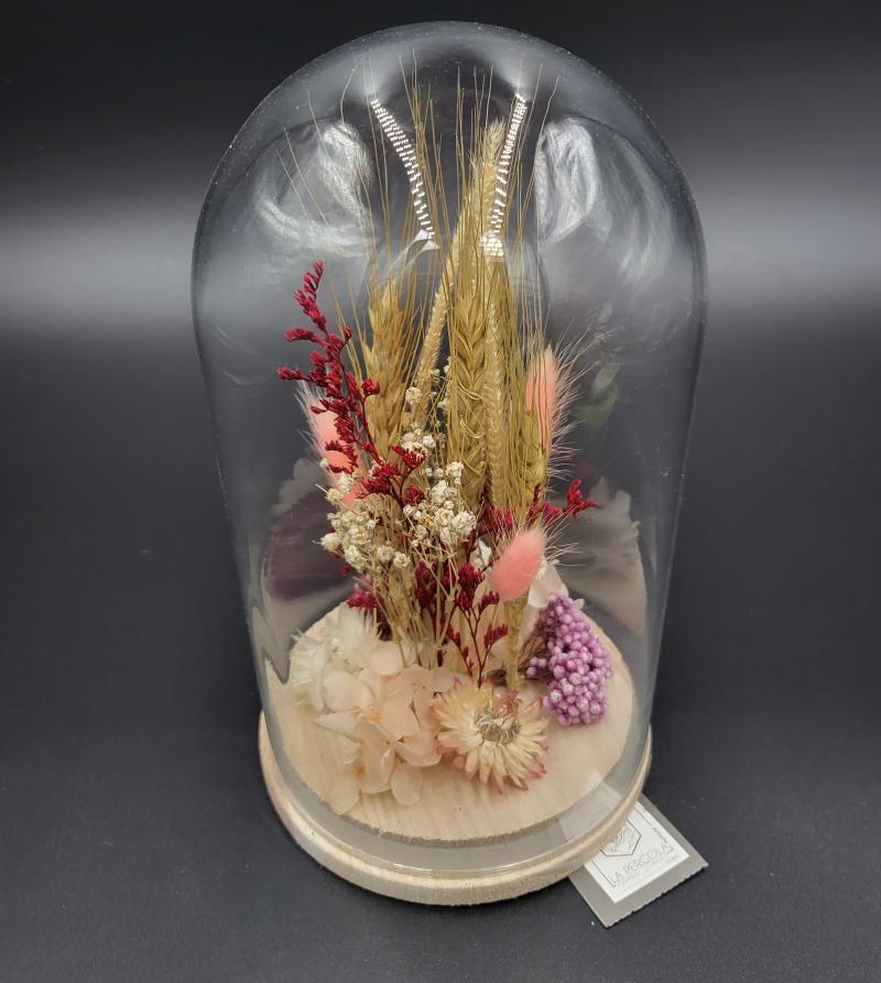 Cloche en verre de fleurs sechées