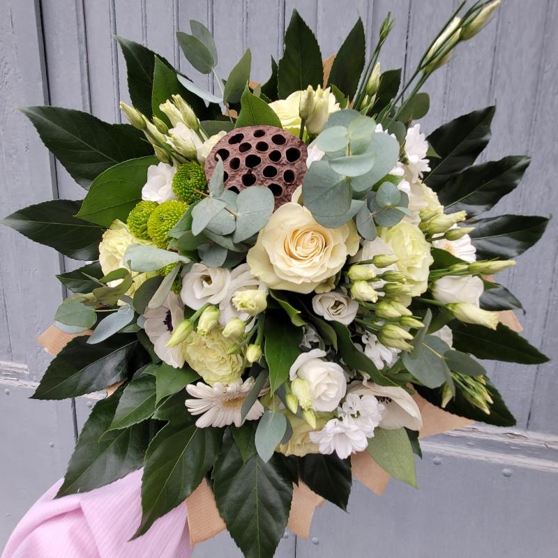 Bouquet blanc de saison avec accessoires
